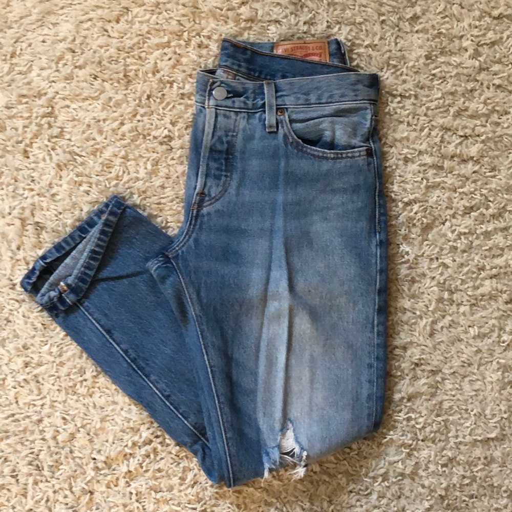 Levi’s 501 CT’s in a light/medium rinse, sz 25
